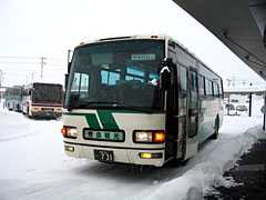 弘前駅ロータリーに止まる代行バスの画像