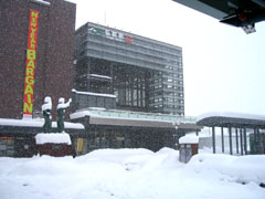雪中の弘前駅の画像