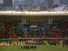 表彰式 表彰式にて天皇杯を掲げるレッズの選手たちの画像